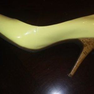 Jessica Simpson's bold lemon yellow shoes